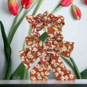 NEW DELIGHTFUL DAISIES RUST SCARF SCRUNCHI